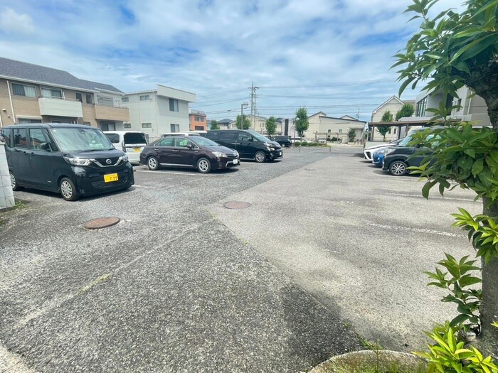 物件外観写真3　(駐車場)