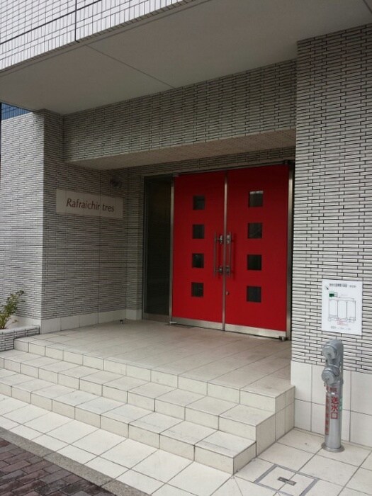 物件外観写真2　(エントランス部分)