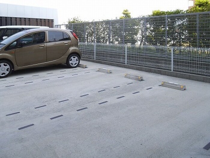 物件外観写真4　(駐車場)