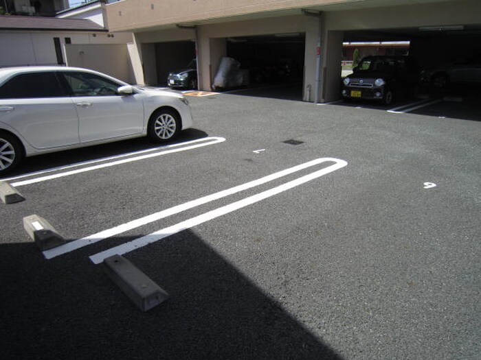 物件外観写真6　(駐車場)