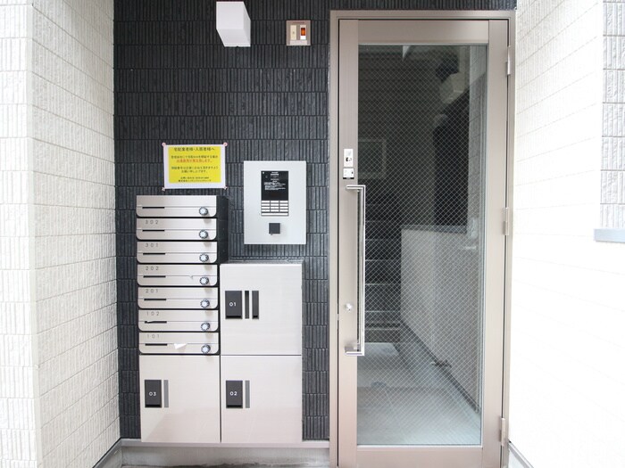 物件外観写真4　(エントランス部分)