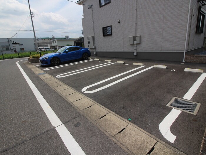 物件外観写真5　(駐車場)