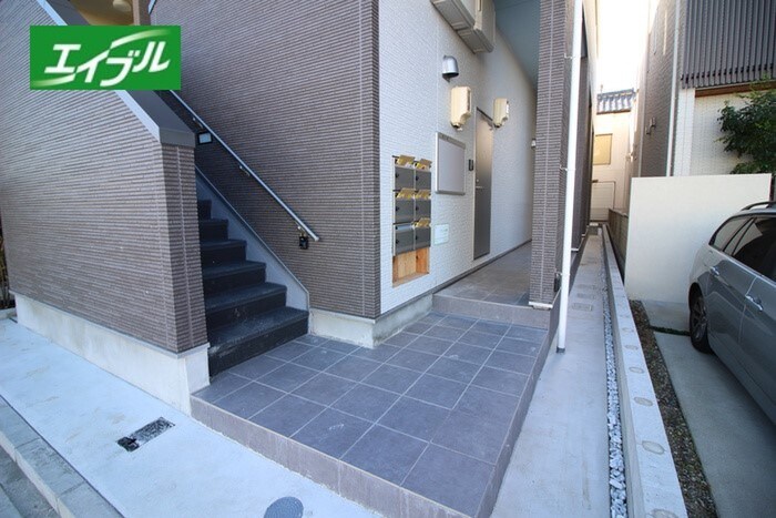 物件外観写真2　(エントランス部分)