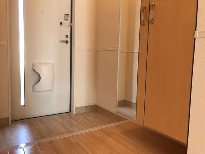 物件内観写真15　(玄関)