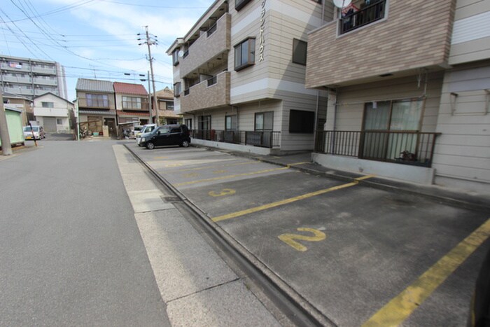 物件外観写真2　(駐車場)
