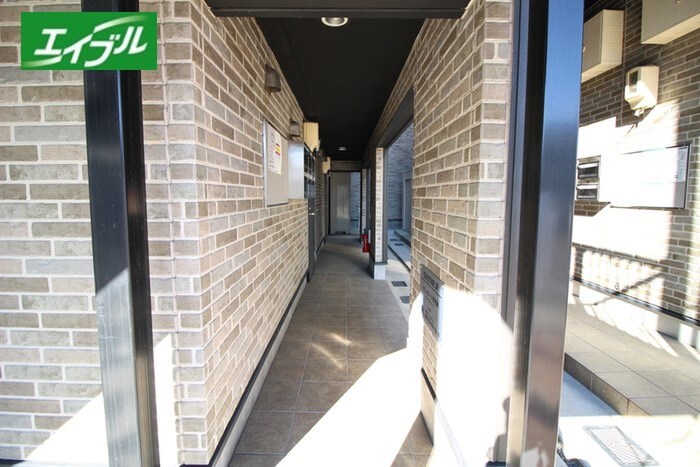 物件外観写真2　(エントランス部分)