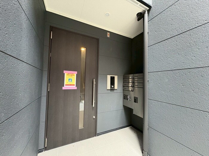 物件外観写真2　(エントランス部分)