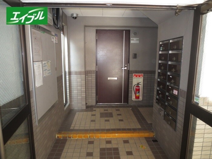 物件外観写真2　(エントランス部分)