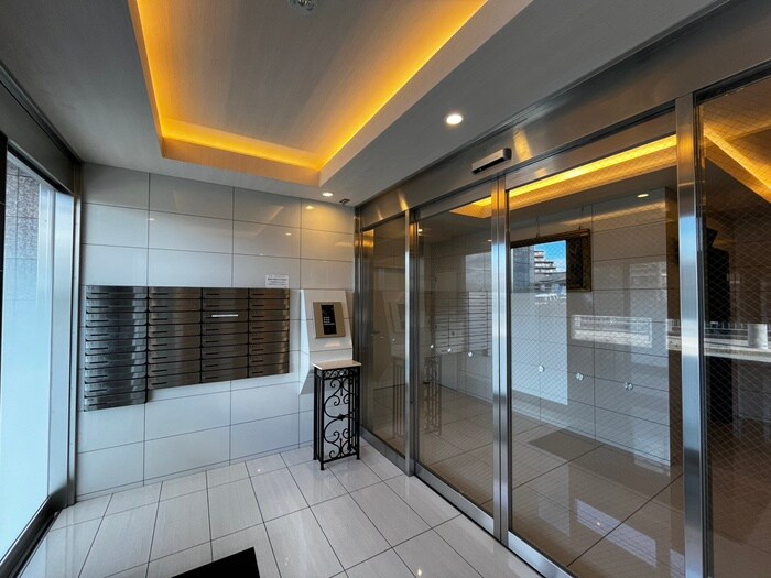 物件外観写真2　(エントランス部分)