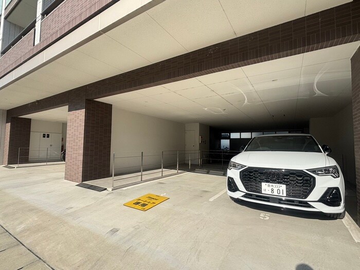 物件外観写真3　(駐車場)