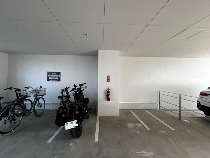 物件外観写真5　(バイク置き場)