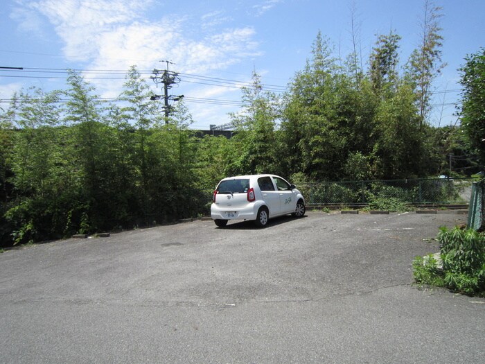 物件外観写真5　(駐車場)