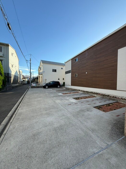 物件外観写真3　(駐車場)