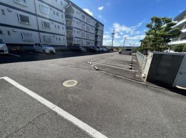 物件外観写真2　(駐車場)