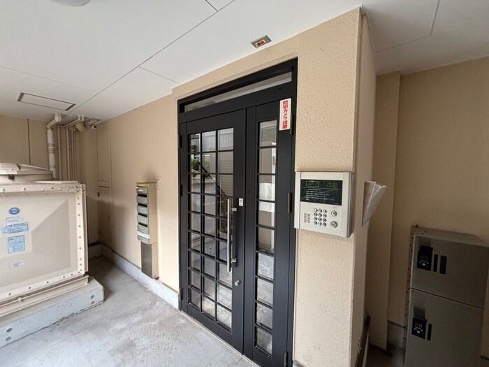 物件外観写真3　(エントランス部分)