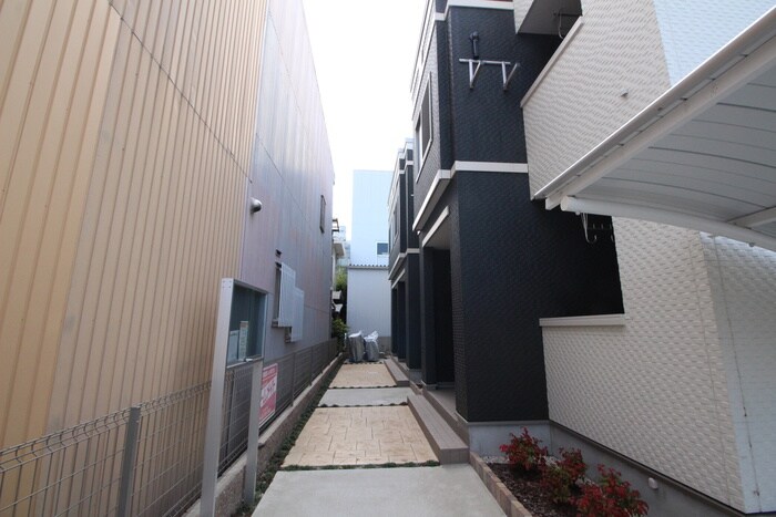 物件外観写真2　(エントランス部分)