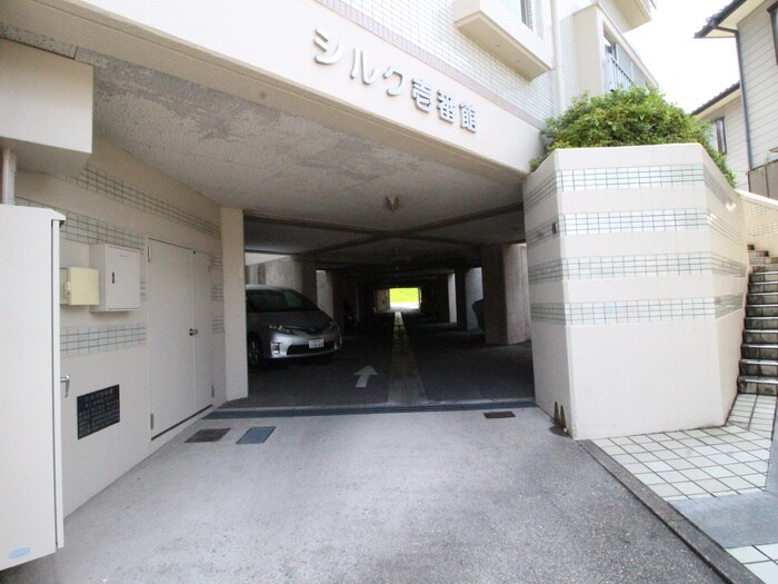 物件外観写真2　(駐車場)