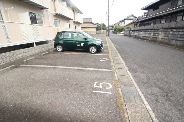 物件外観写真4　(駐車場)