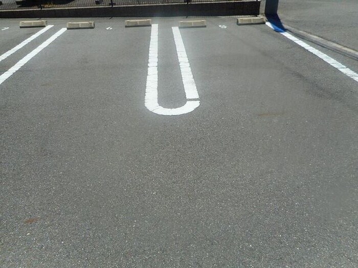 物件外観写真2　(駐車場)