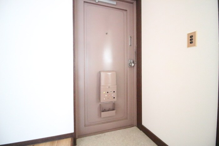 物件内観写真4　(玄関)