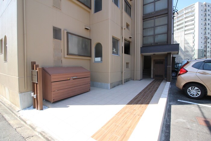 物件外観写真2　(エントランス部分)