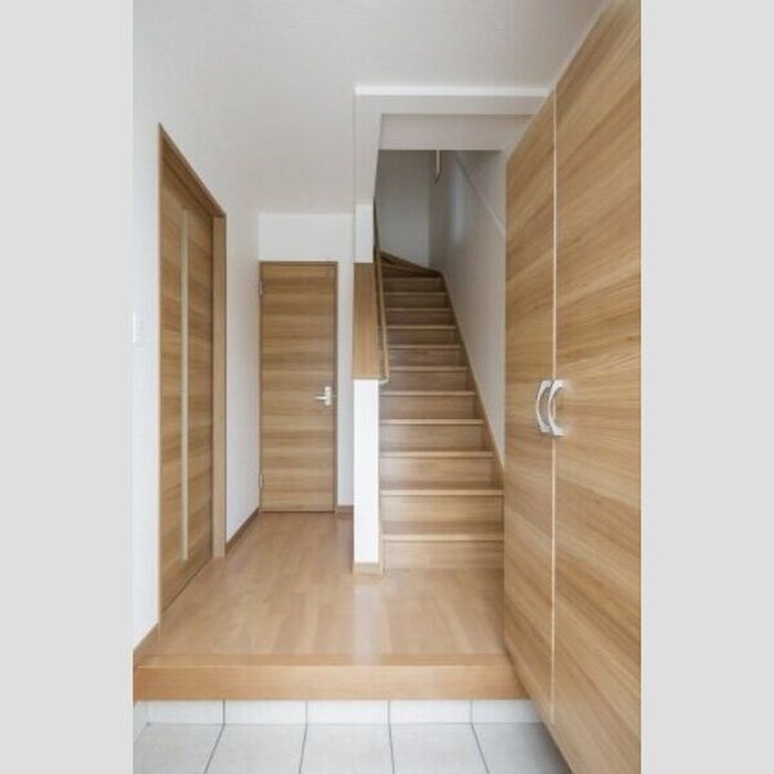 物件内観写真10　(玄関)