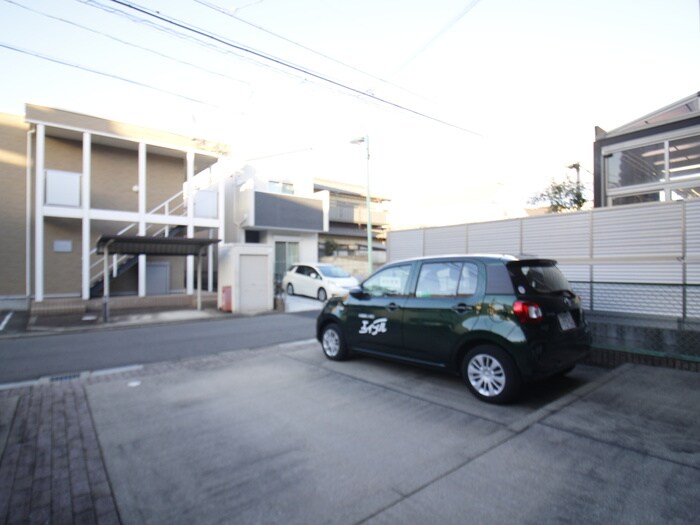 物件外観写真4　(駐車場)