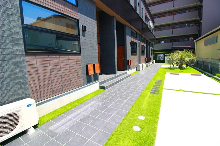 物件外観写真6　(エントランス部分)