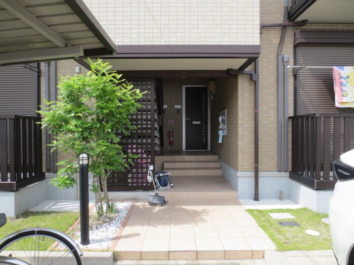 物件外観写真5　(エントランス部分)