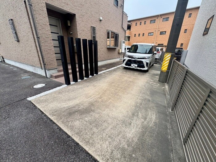 物件外観写真4　(駐車場)