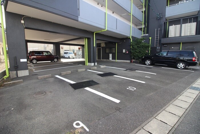 物件外観写真5　(駐車場)