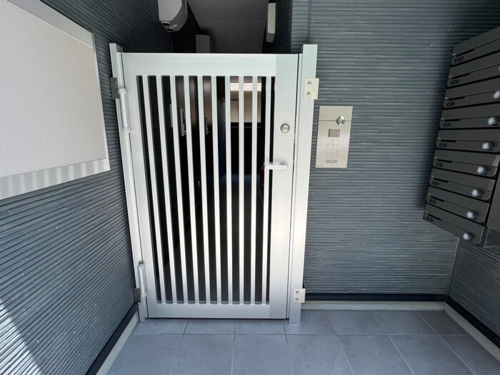 物件外観写真2　(エントランス部分)