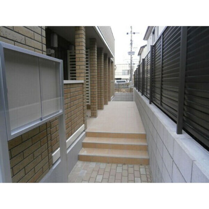 物件外観写真3　(エントランス部分)