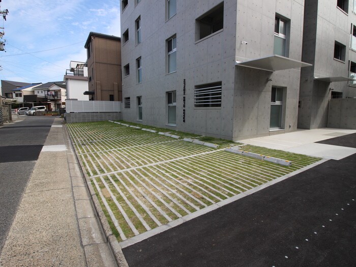 物件外観写真2　(駐車場)