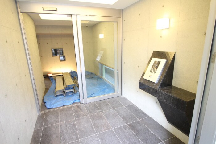 物件外観写真6　(エントランス部分)