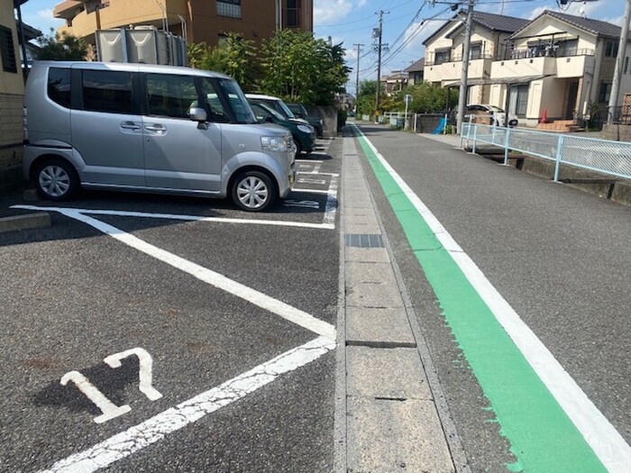 物件外観写真4　(駐車場)