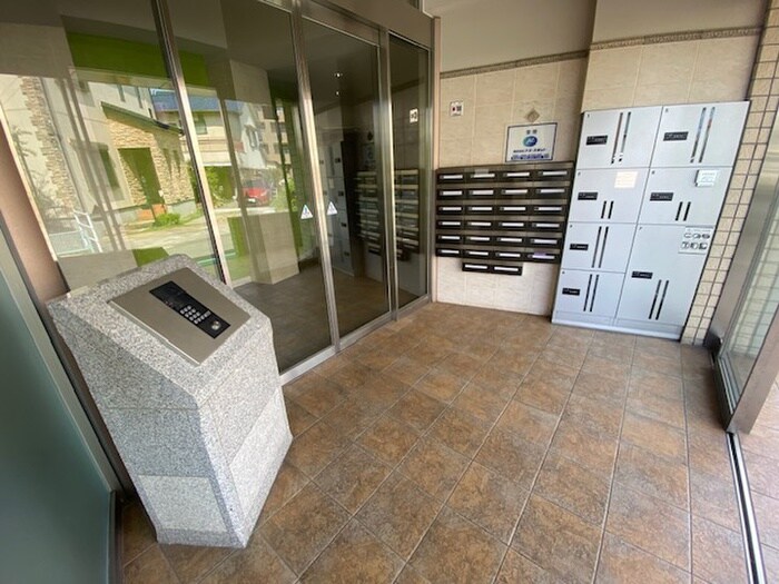 物件外観写真6　(エントランス部分)