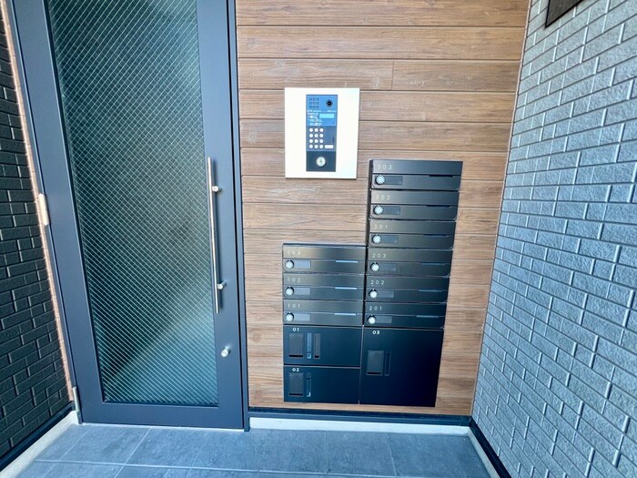 物件外観写真4　(エントランス部分)