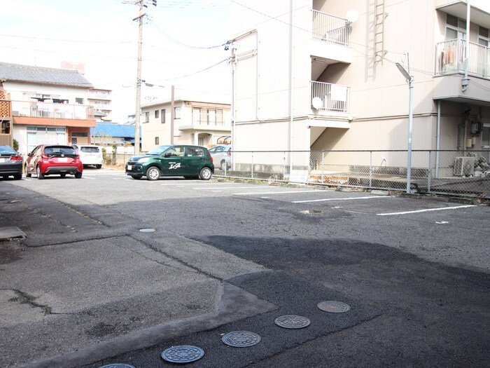 物件外観写真3　(駐車場)