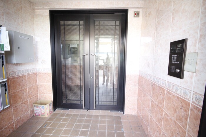 物件外観写真5　(エントランス部分)