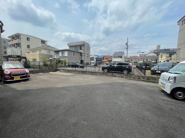 物件外観写真5　(駐車場)
