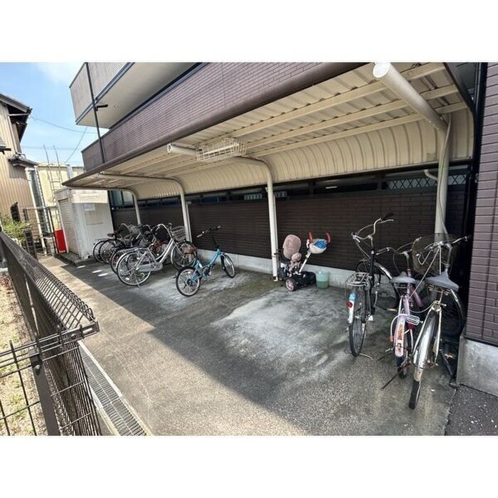物件外観写真3　(駐輪場)