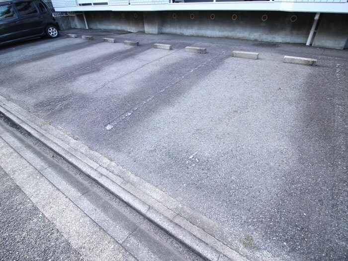 物件外観写真3　(駐車場)