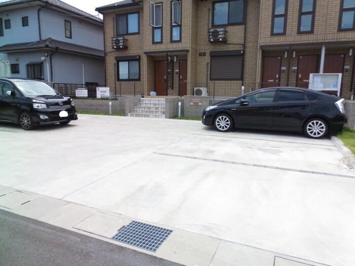 物件外観写真2　(駐車場)