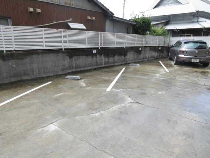 物件外観写真2　(駐車場)