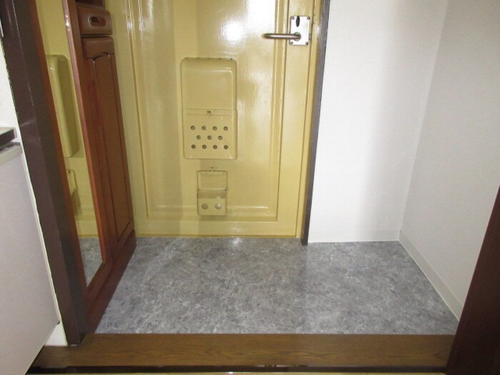 物件内観写真18　(玄関)