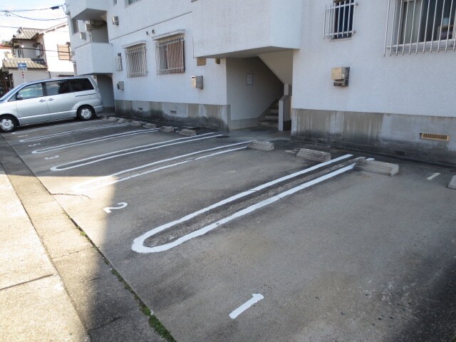 物件外観写真3　(駐車場)