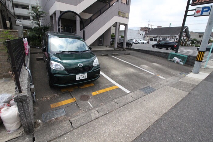 物件外観写真3　(駐車場)