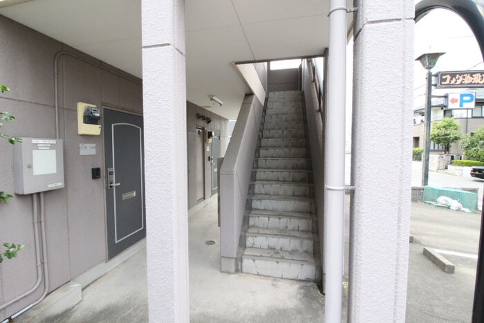 物件外観写真5　(エントランス部分)