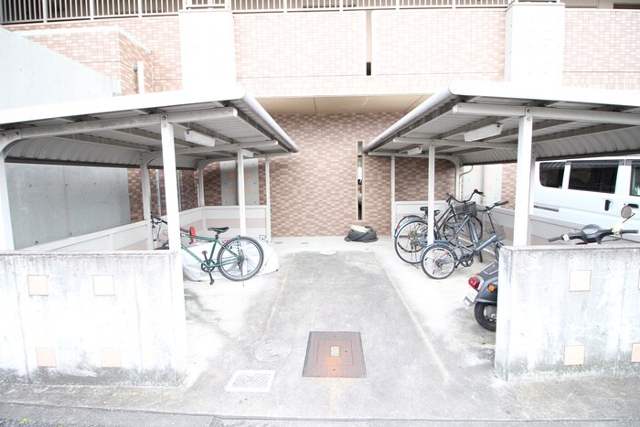 物件外観写真4　(駐輪場)